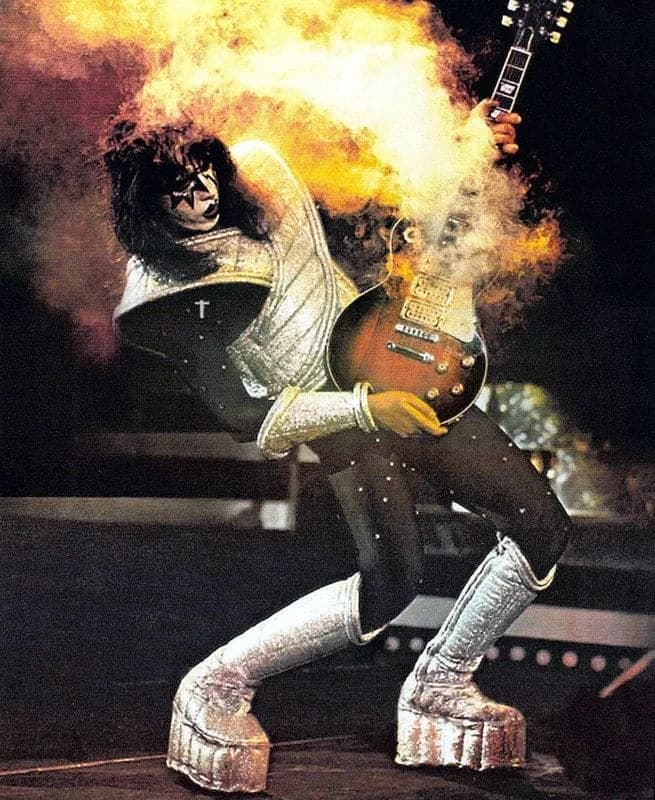 Ace Frehley tocando Les Paul durante a Farewell Tour do KISS