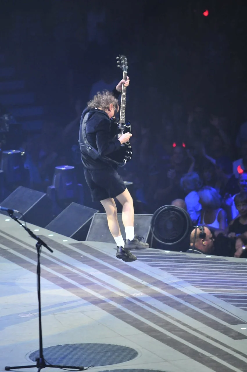 Angus Young ao vivo com o AC/DC em performance de alta energia