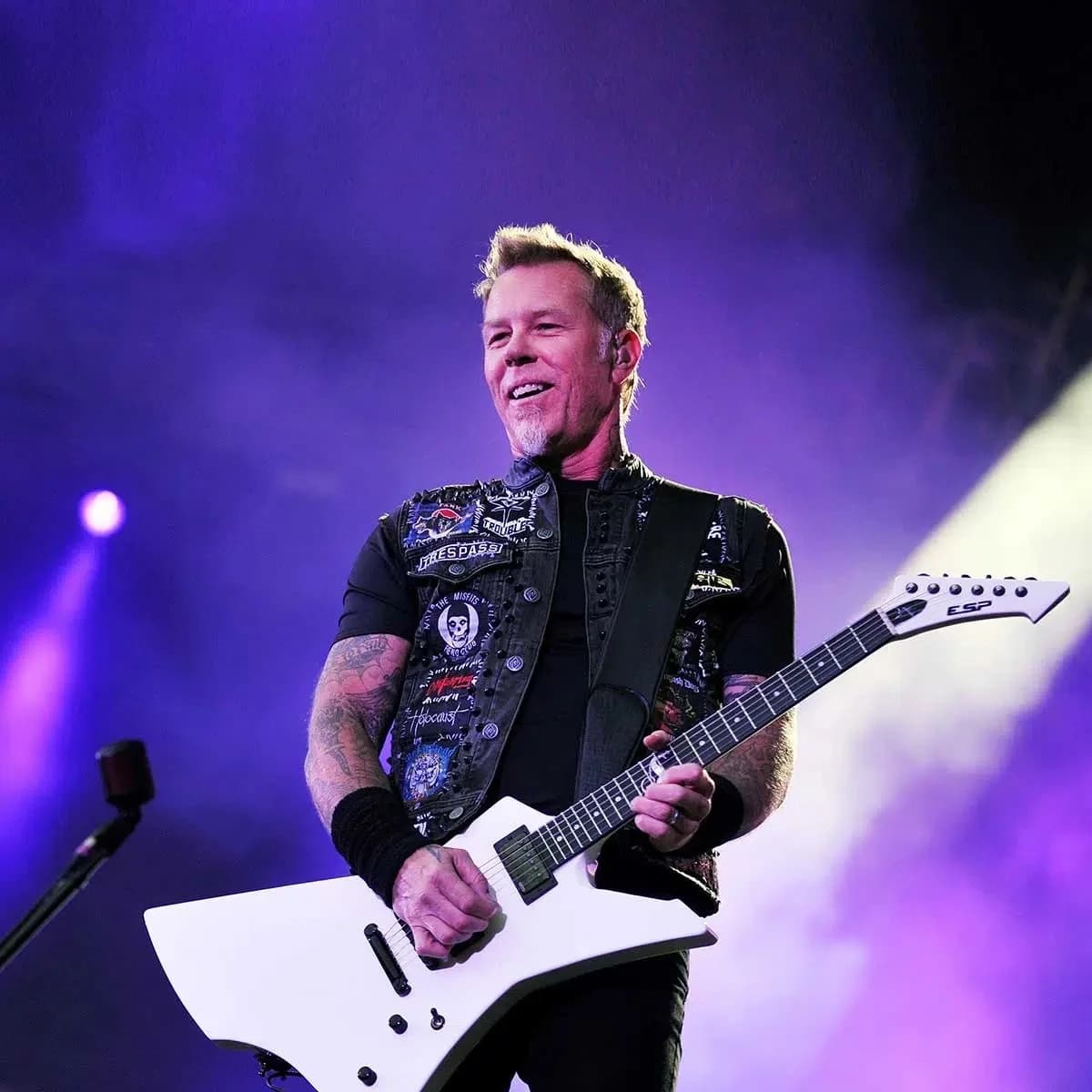 James Hetfield playing guitar with Metallica in London, 2008