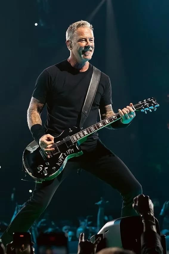 James Hetfield live with Metallica in Ottawa, 2004