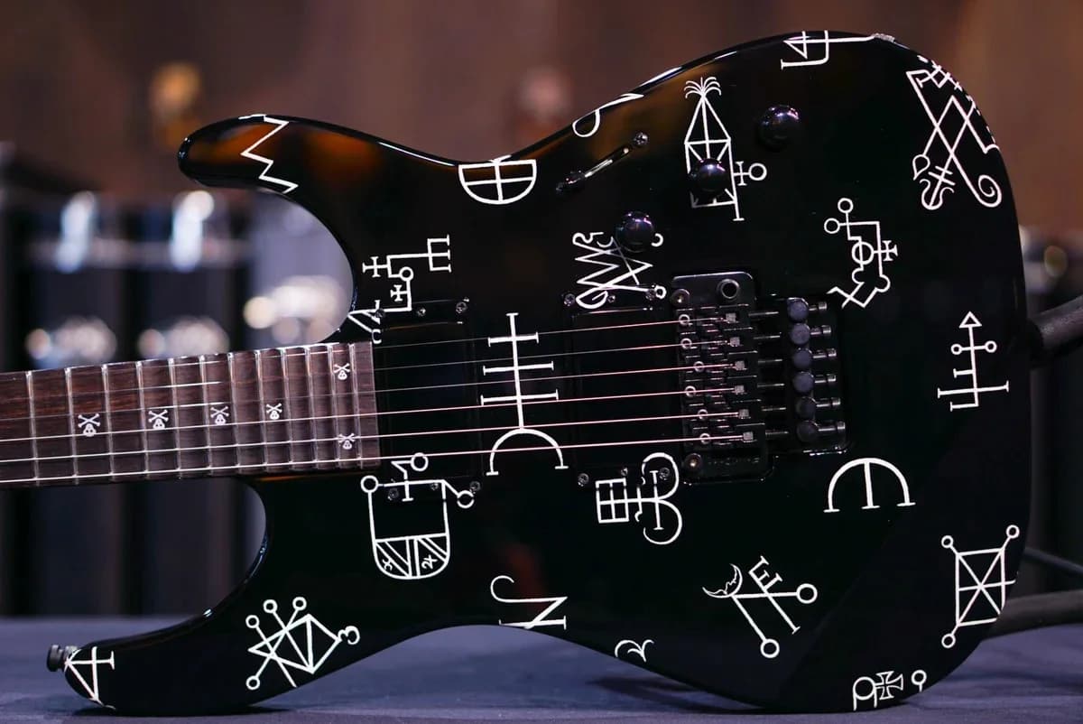Kirk Hammett tocando guitarra em Viena