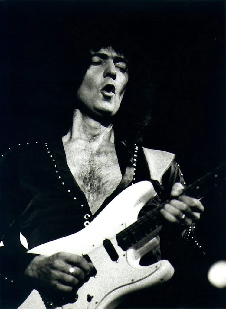 Ritchie Blackmore tocando guitarra durante sua fase com Rainbow em Barcelona, 1982