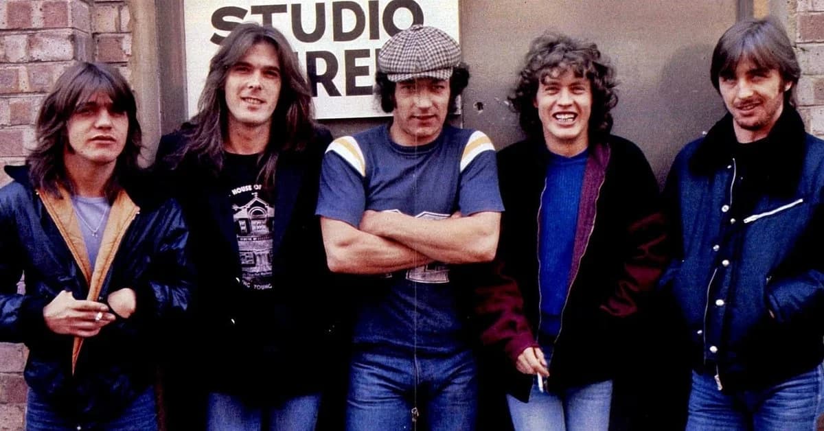 Classic AC/DC line-up in Tacoma with Brian Johnson, Malcolm Young, Phil Rudd, Angus Young and Cliff Williams, 2009