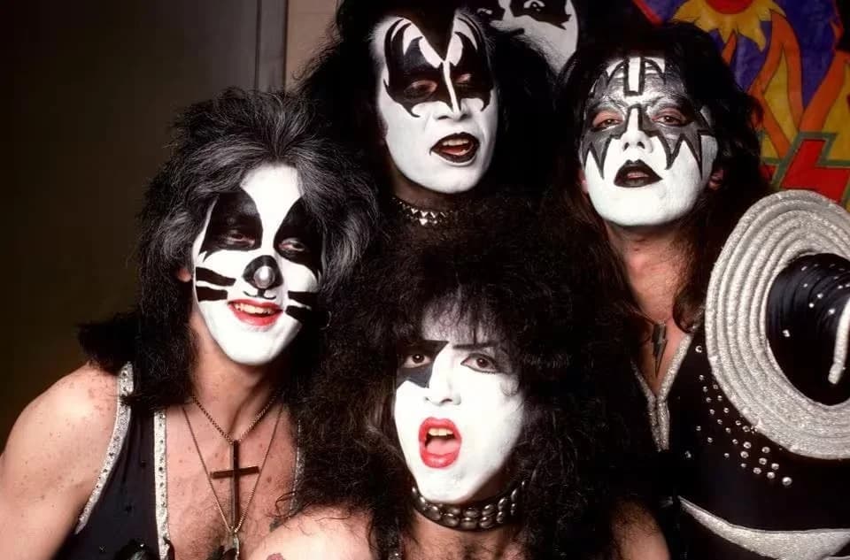 KISS em performance com maquiagem clássica, pirotecnia e estética teatral