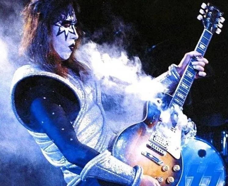 KISS na fase final da End of the Road World Tour, encerrando a era física das grandes turnês